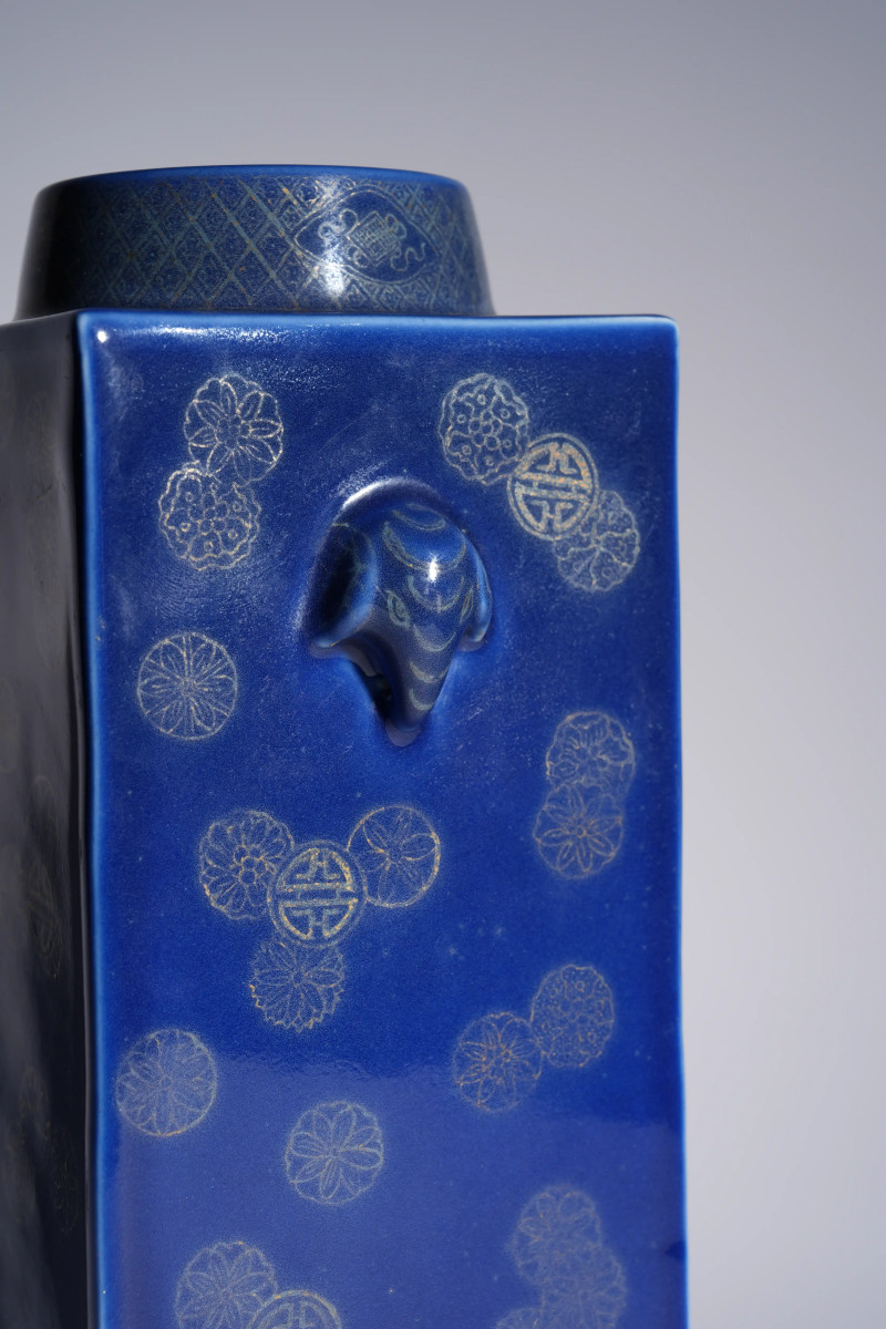 光绪霁蓝釉描金皮球花象耳琮式瓶 - 图3