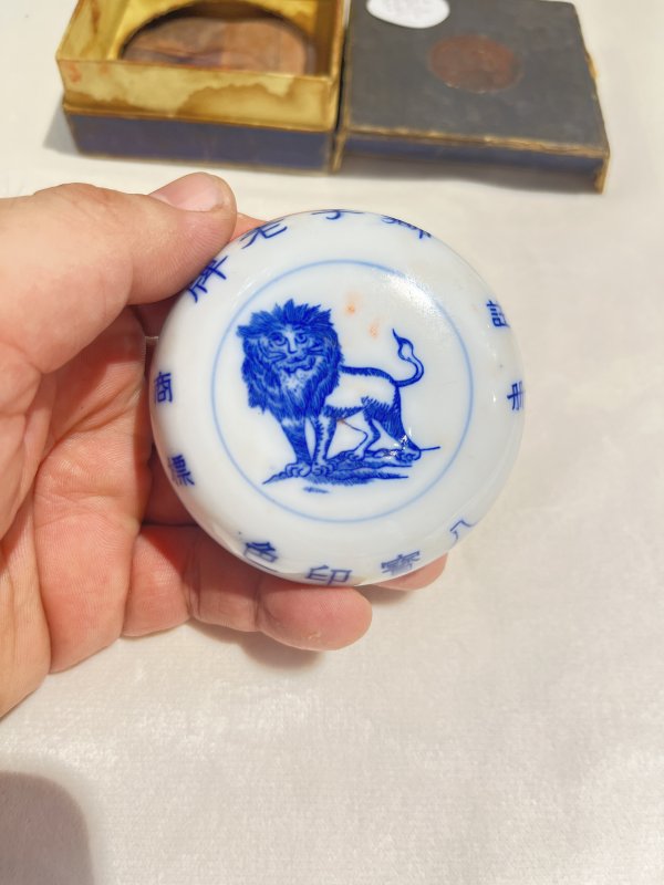 青花狮牌印盒（附原包装） - 图4