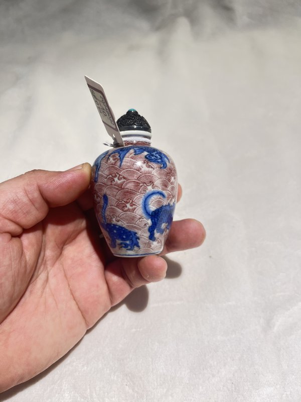 青花釉里红海水瑞兽纹烟壶一对 - 图12