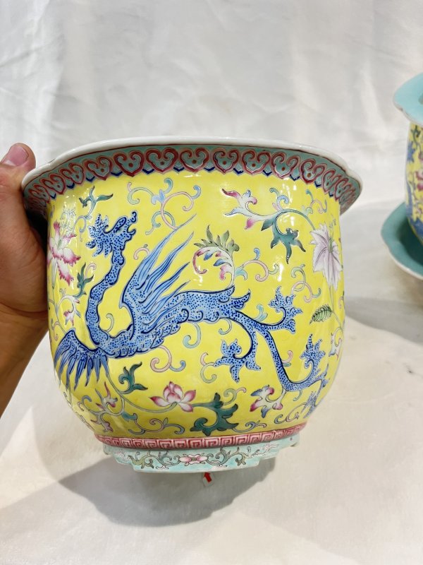黄地粉彩夔凤穿花纹花口花盆、奁一对 - 图7