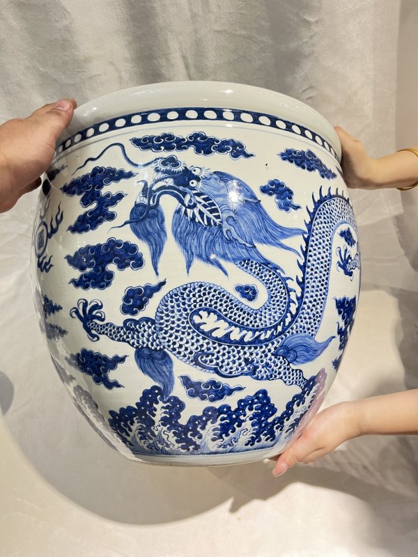 青花赶珠龙纹缸 - 图3
