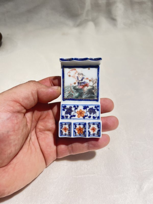 青花加彩刘海戏金蟾纹墨床 - 图3