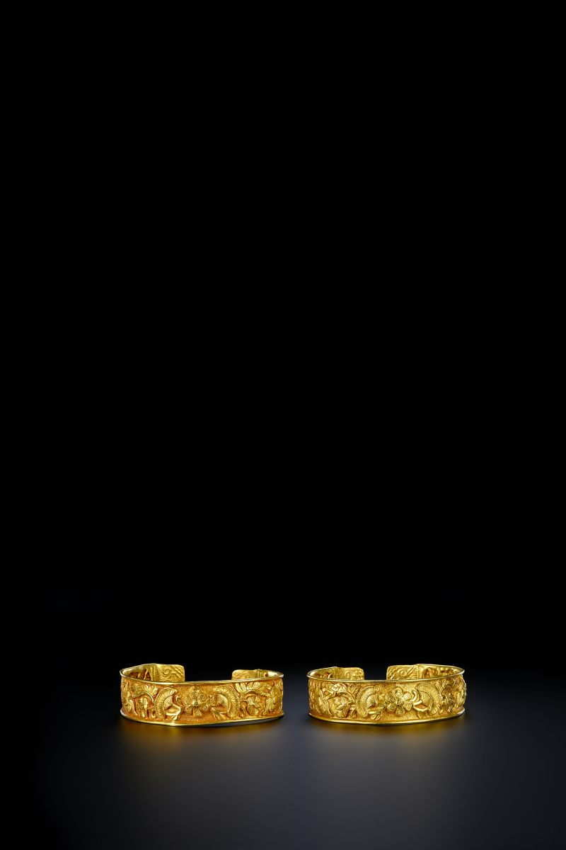 明 金捶揲缠枝花卉纹手镯成对 - 图2