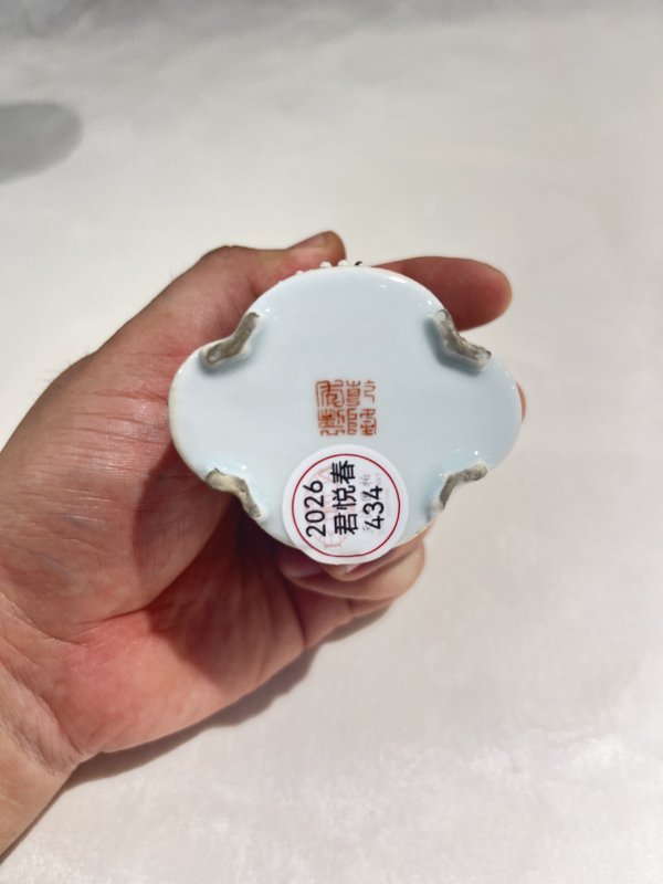 珍珠地开光粉彩山水纹笔筒 - 图8