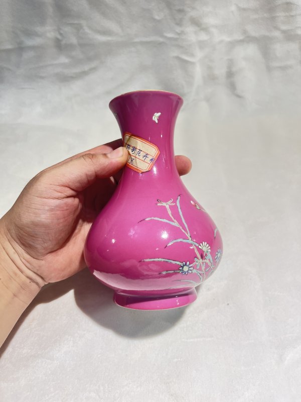 胭脂地粉彩花卉纹瓶 - 图6