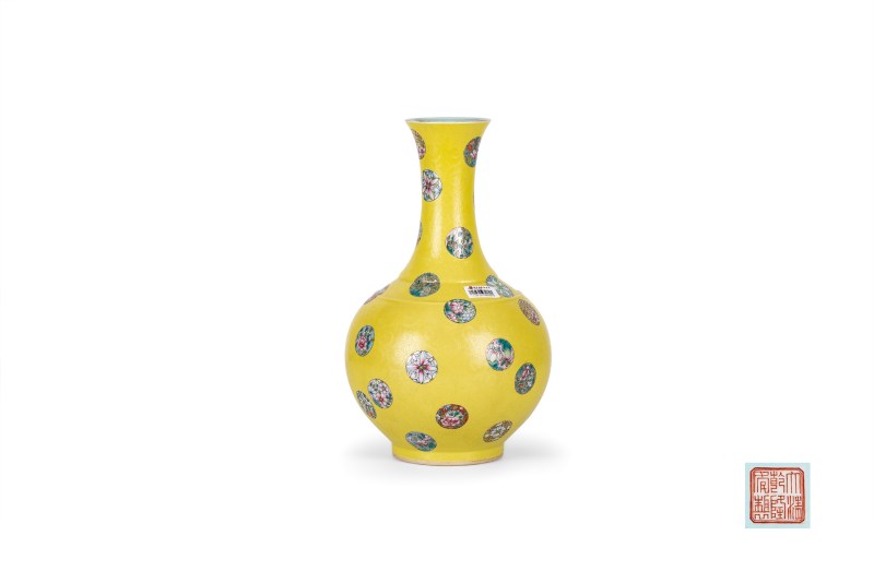 黄地扎道粉彩皮球花纹赏瓶 - 图2