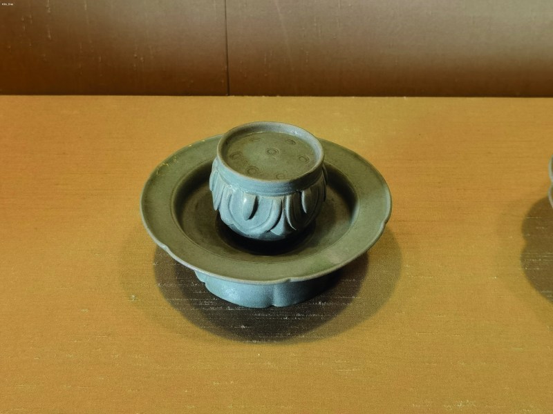 明 青釉花草纹盏托 - 图6