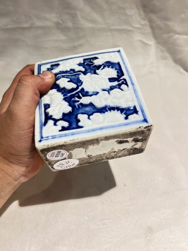 青花反白浮雕云龙纹罐 - 图9