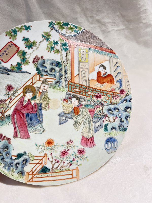 粉彩庭院仕女纹瓷板 - 图5