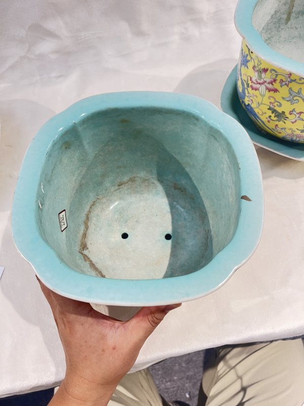 黄地粉彩夔凤穿花纹花口花盆、奁一对 - 图8