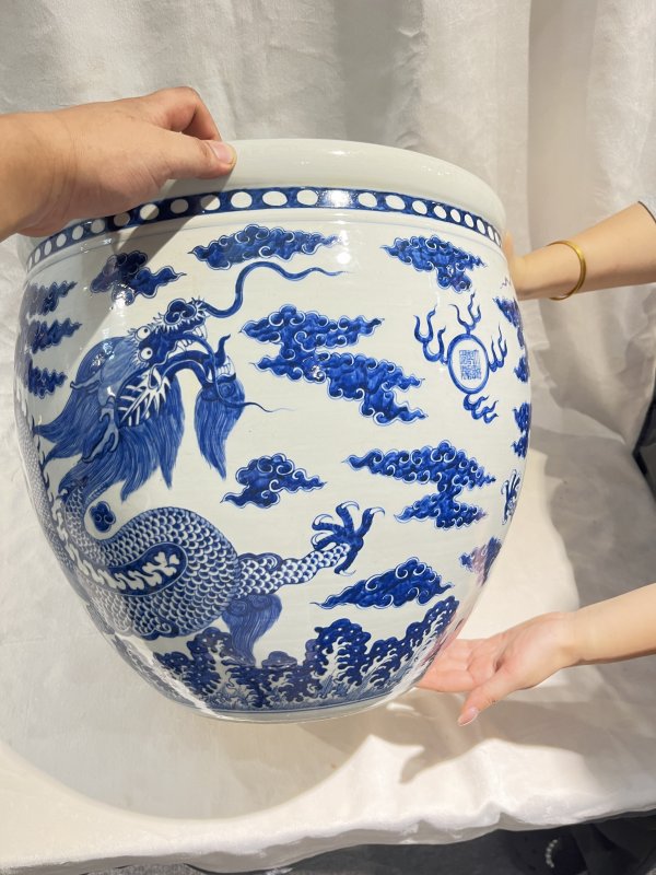 青花赶珠龙纹缸 - 图4