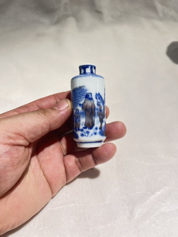 青花釉里红昭君出塞图烟壶 - 图4