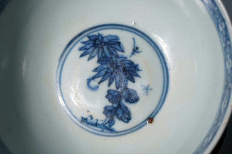 明嘉靖 外白釉内青花花卉纹碗 - 图3