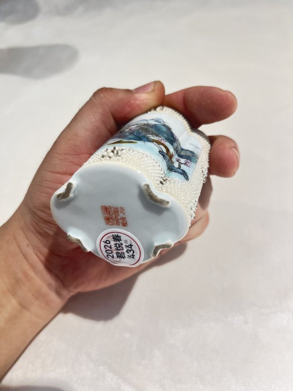 珍珠地开光粉彩山水纹笔筒 - 图9