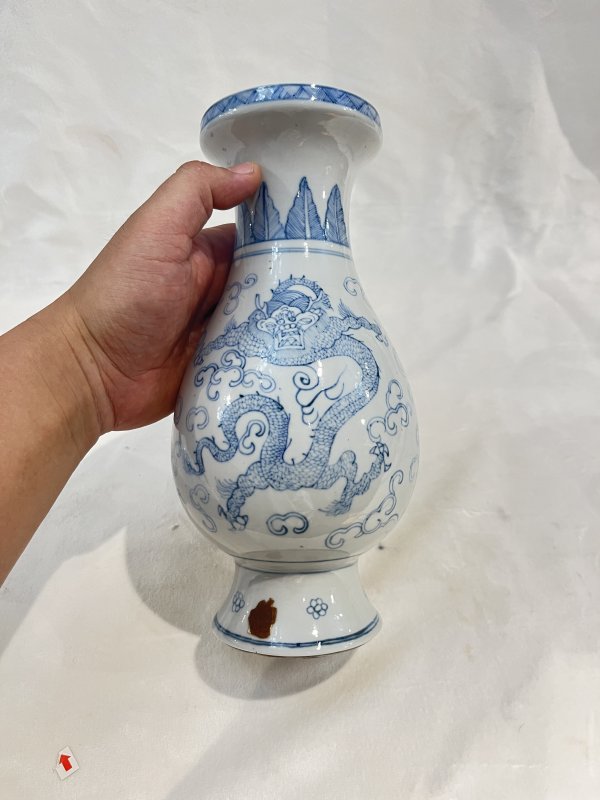 青花淡描云龙纹琵琶尊 - 图3
