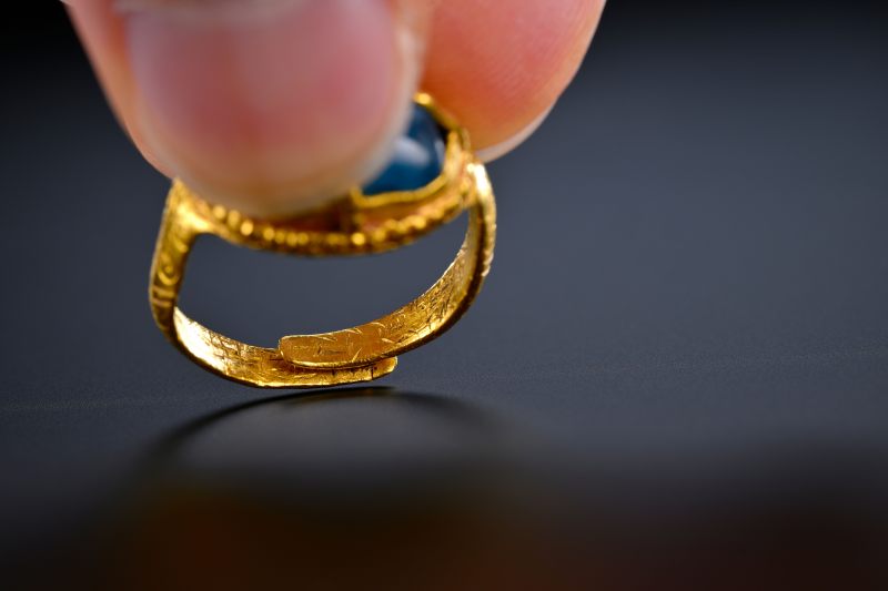 明 益王款金嵌蓝宝石戒指 - 图3