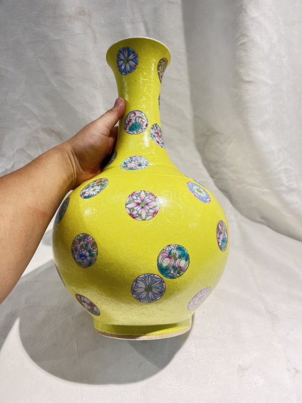 黄地扎道粉彩皮球花纹赏瓶 - 图3