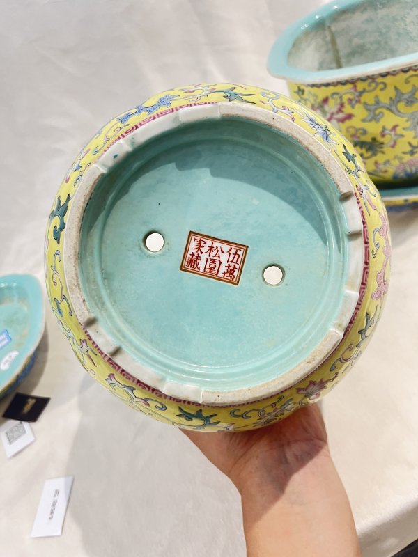 黄地粉彩夔凤穿花纹花口花盆、奁一对 - 图9