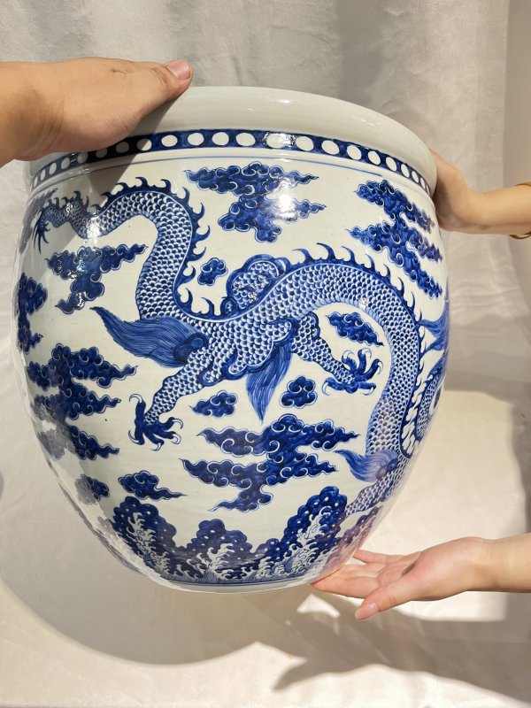 青花赶珠龙纹缸 - 图5