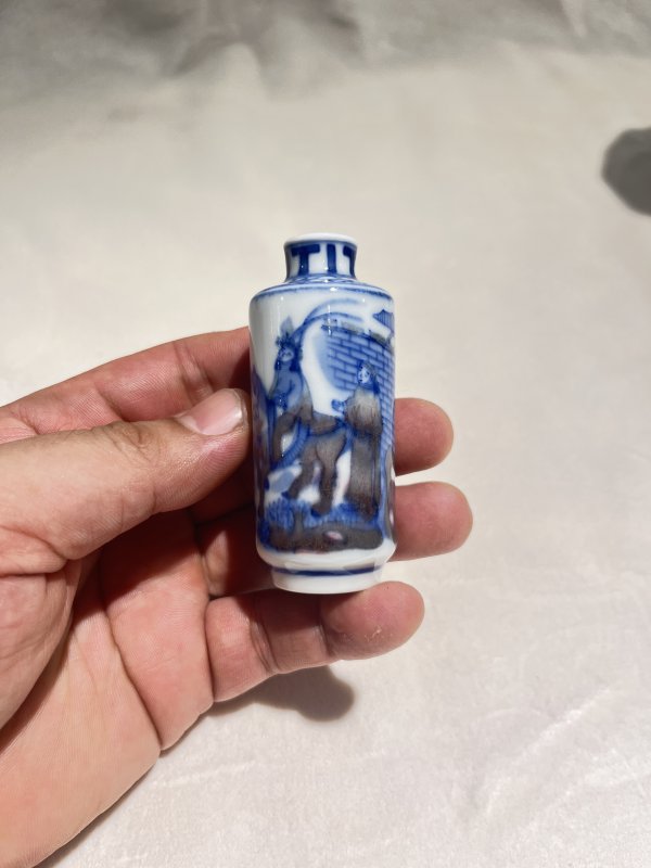 青花釉里红昭君出塞图烟壶 - 图5
