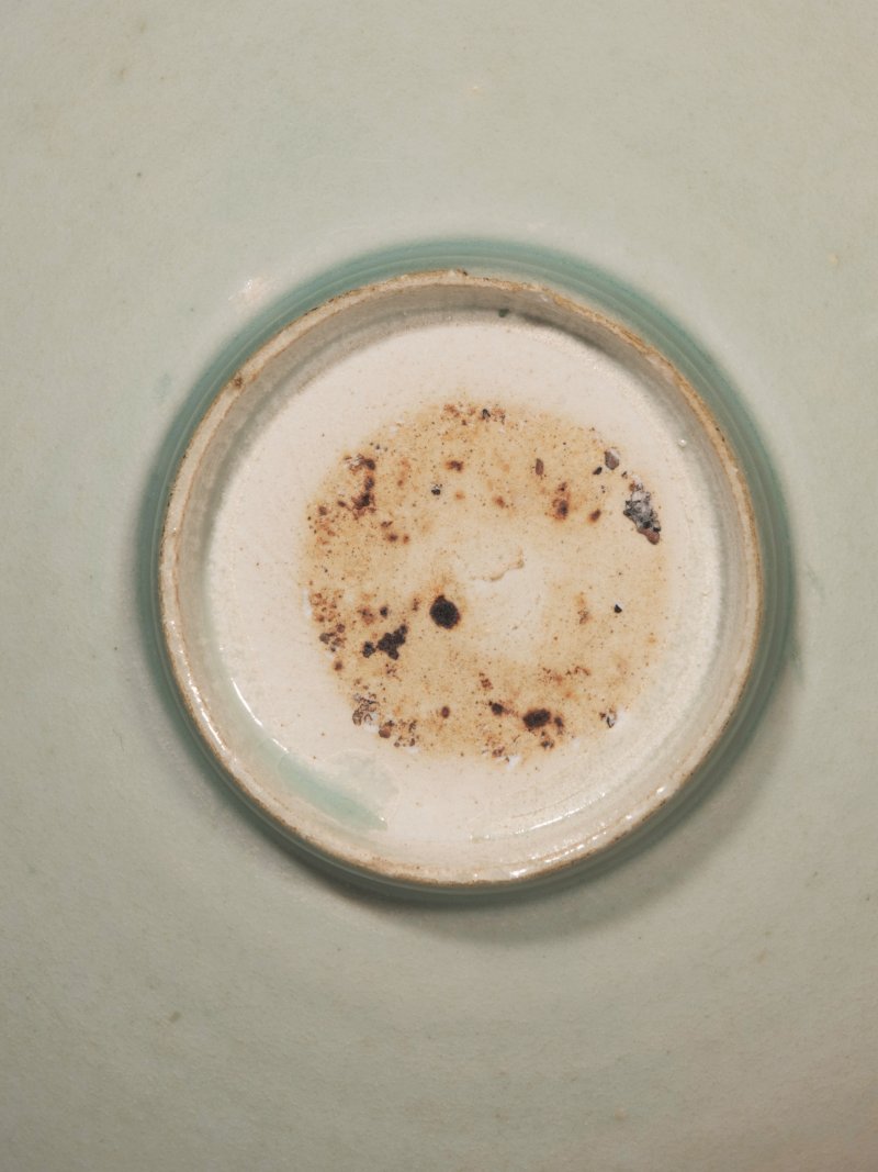 明 湖田窑刻水波莲花纹浅碗 - 图2