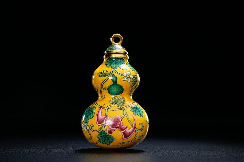 清雍正 金胎黄地画珐琅葫芦形烟壶 - 图6