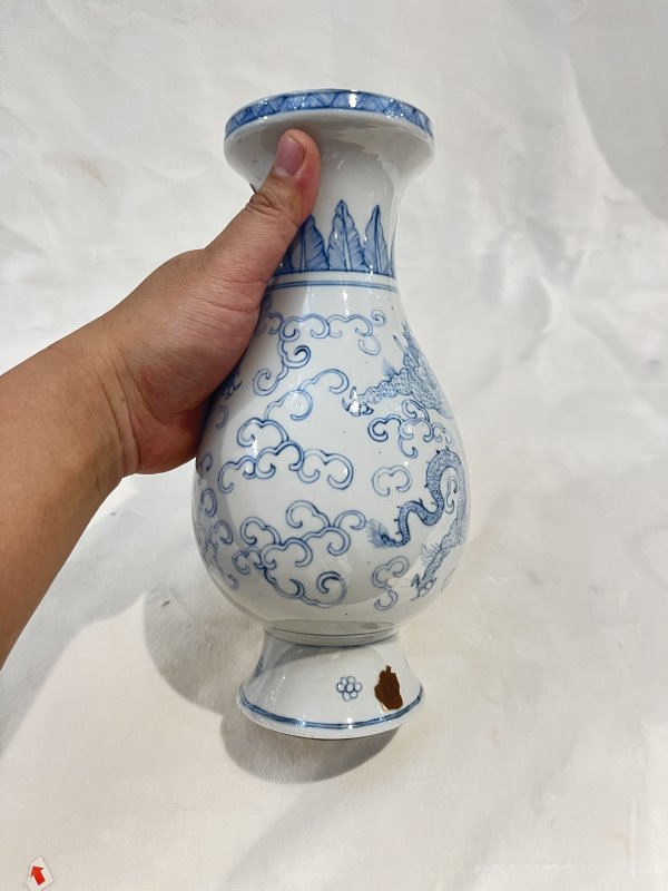 青花淡描云龙纹琵琶尊 - 图4