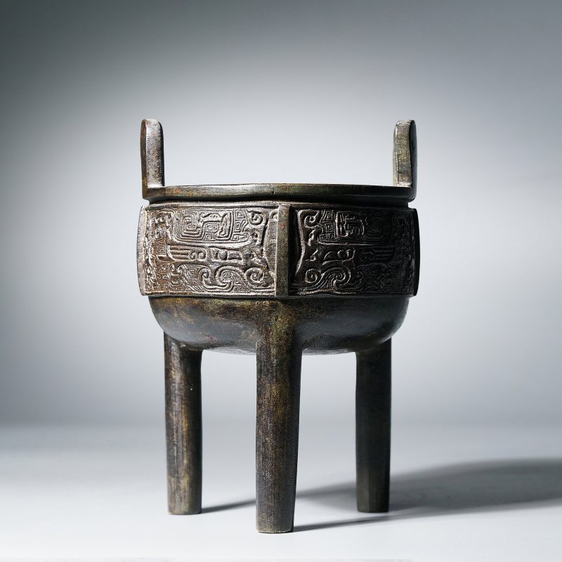清 兽面纹铜鼎