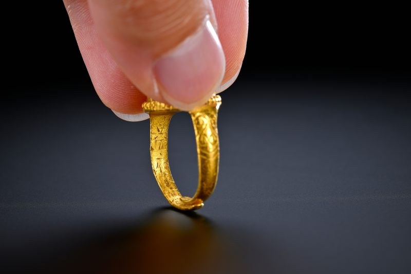 明 益王款金嵌蓝宝石戒指 - 图4