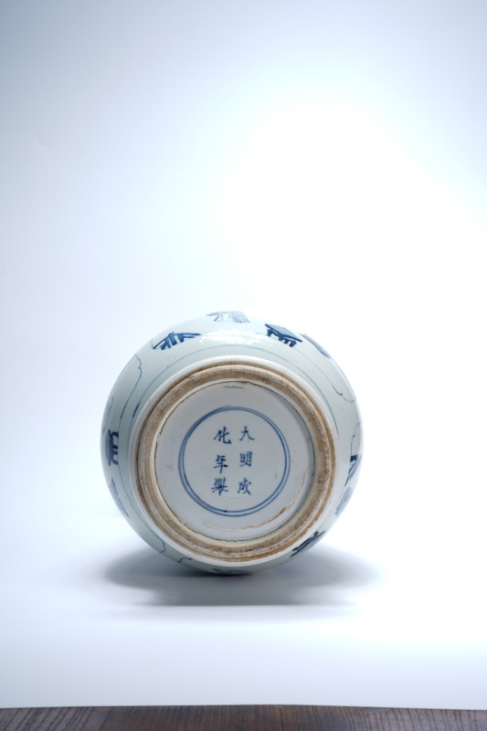 青花戏曲人物盘口尊 - 图2