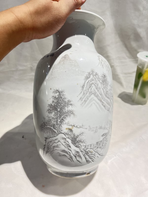 白釉刻瓷山水纹灯笼瓶 - 图4
