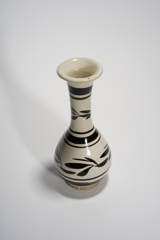 磁州窑白底黑花长颈瓶 - 图3