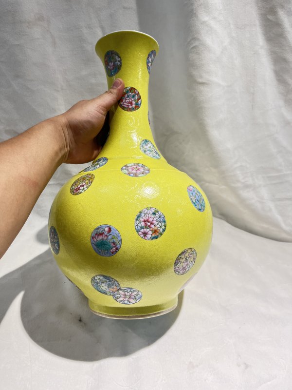 黄地扎道粉彩皮球花纹赏瓶 - 图4