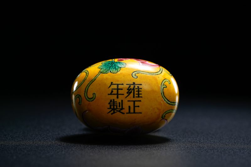 清雍正 金胎黄地画珐琅葫芦形烟壶 - 图7