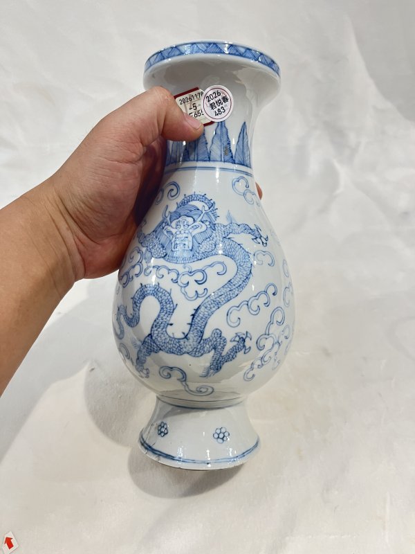 青花淡描云龙纹琵琶尊 - 图5