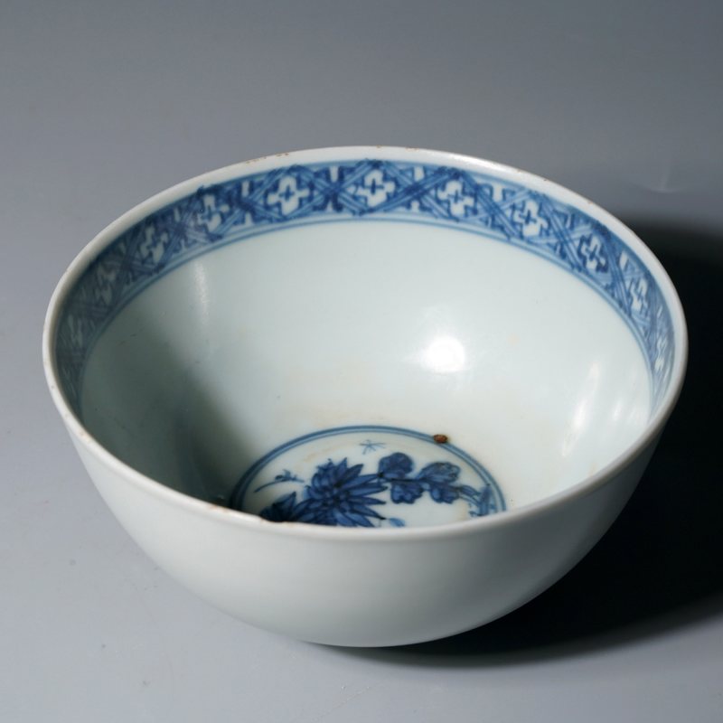 明嘉靖 外白釉内青花花卉纹碗 - 图6