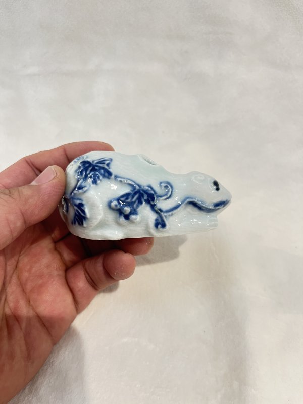 青花花卉纹鼠形砚滴 - 图3