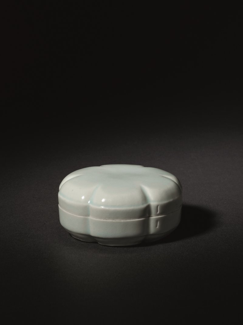 明 湖田窑花瓣形粉盒