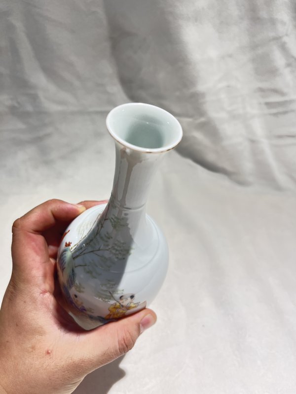 粉彩婴戏纹长颈瓶一对 - 图13