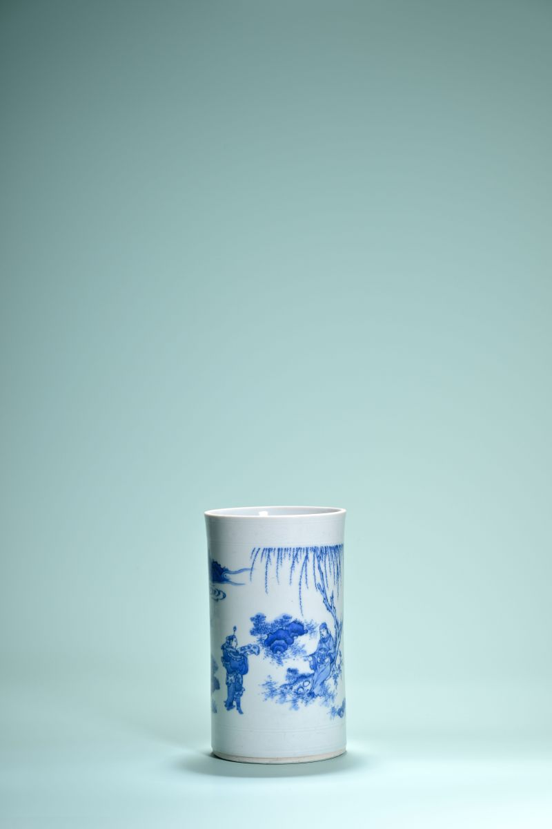 明崇祯 青花赐马赠袍图笔筒 - 图2