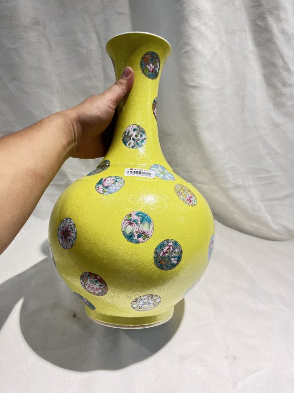 黄地扎道粉彩皮球花纹赏瓶 - 图5