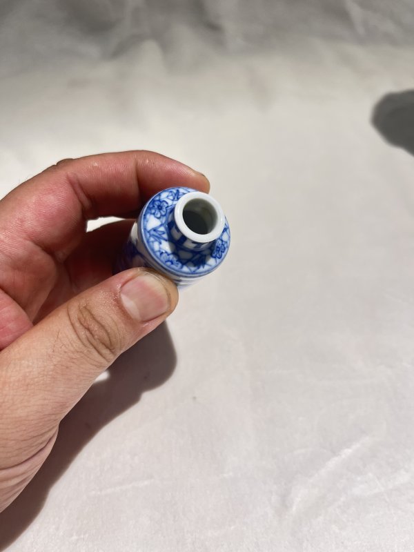 青花釉里红昭君出塞图烟壶 - 图7