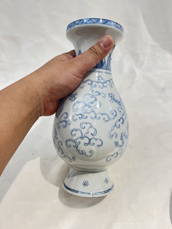青花淡描云龙纹琵琶尊 - 图6