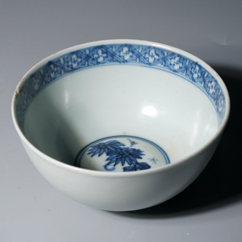 明嘉靖 外白釉内青花花卉纹碗 - 图7