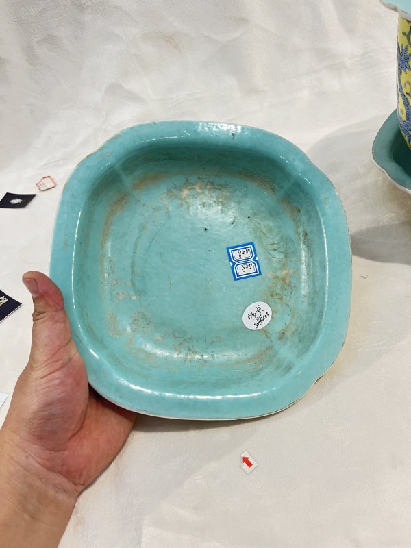 黄地粉彩夔凤穿花纹花口花盆、奁一对 - 图11