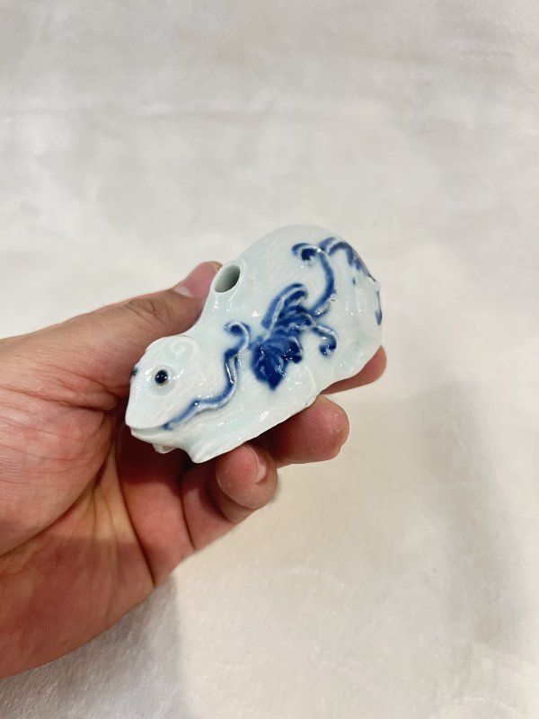 青花花卉纹鼠形砚滴 - 图4