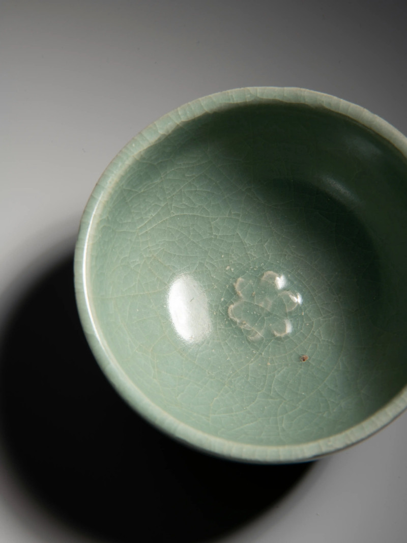明 龙泉窑粉青釉冰裂纹梅花盏 - 图2