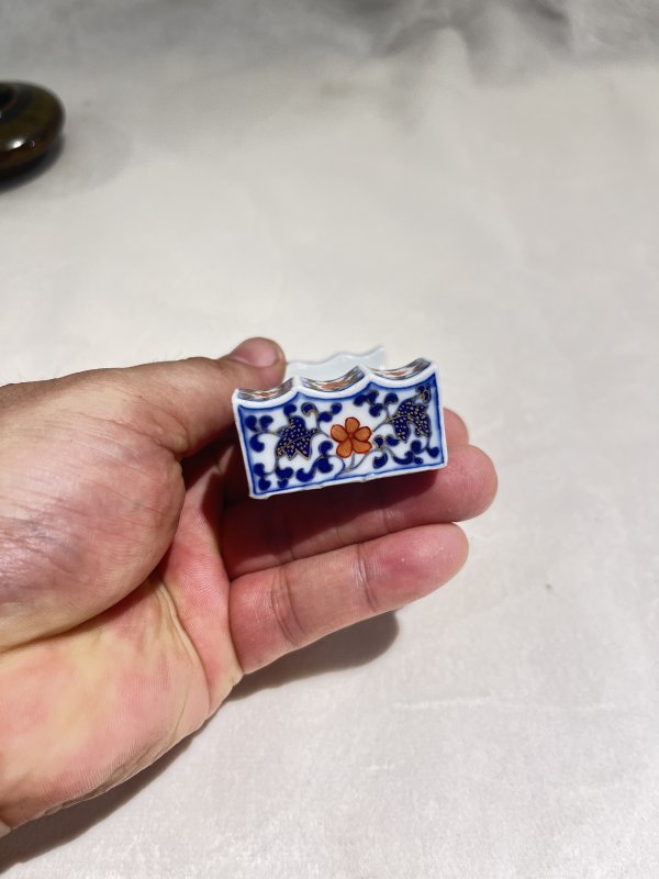 青花加彩刘海戏金蟾纹墨床 - 图8