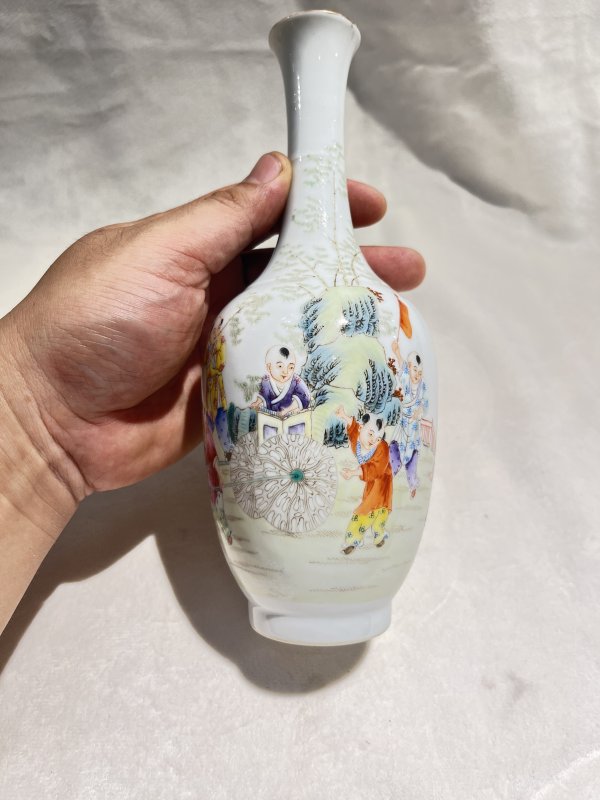 粉彩婴戏纹长颈瓶一对 - 图4