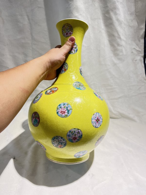黄地扎道粉彩皮球花纹赏瓶 - 图6